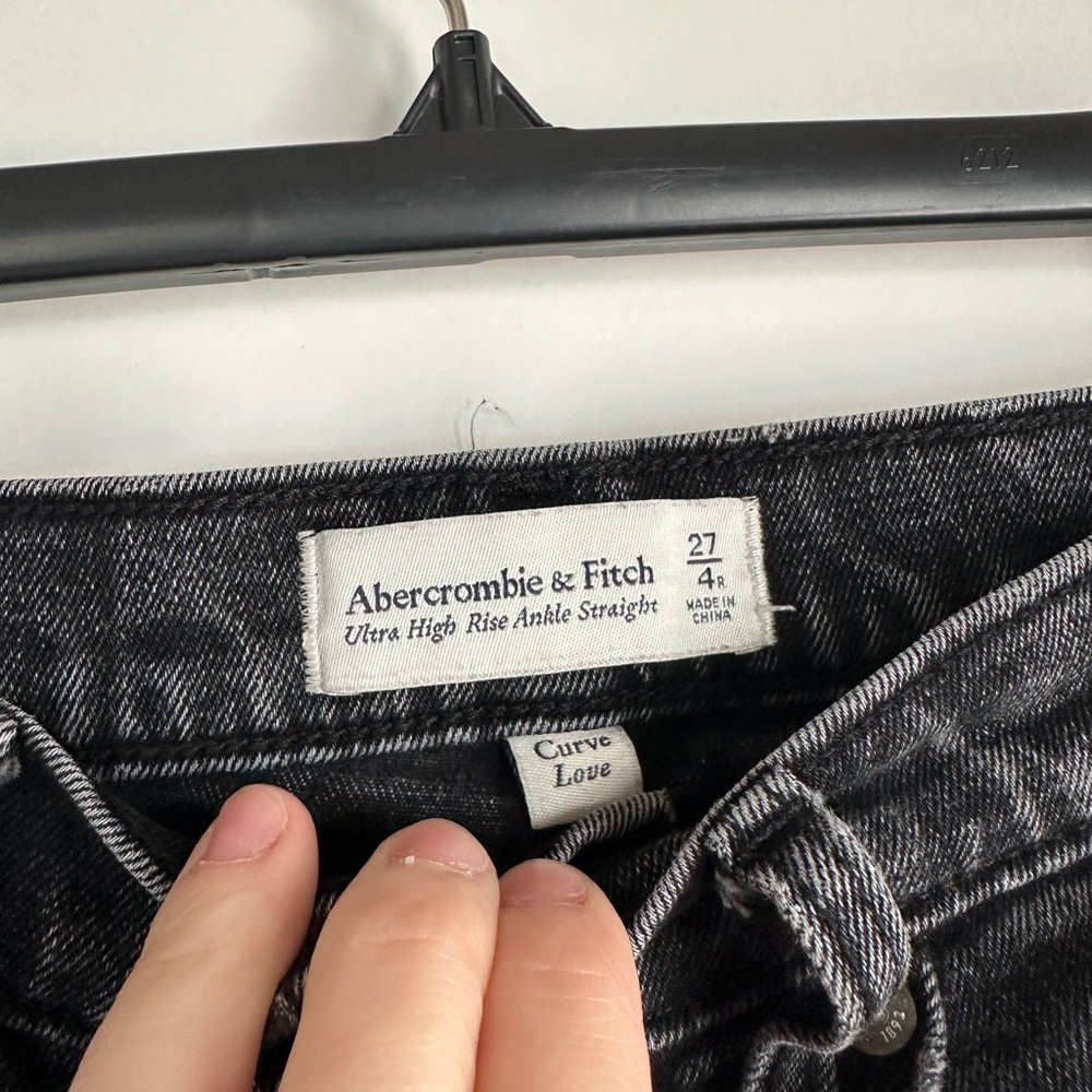 Abercrombie and Fitch Highrise Ankle Straight Jeans - Picture 4 of 6